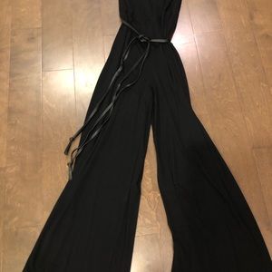 Fabulous jumpsuit w faux leather belt.